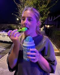 Lindsay Batten's Instagram, Twitter & Facebook