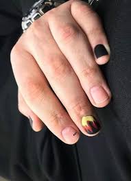 En pleno apogeo del otoño, los tonos azulados se presentan como la tendencia principal para esta estación. Unas Negras Disenos Decorados De Unas Para Hombres Unas Pintadas De Negro Decoraciones Oscuras Y Elegantes Unas Pintadas Unas Decoracion Fotos Moda Mujer Unas Cortas Fiesta Xv Anos Boda Minimalistas
