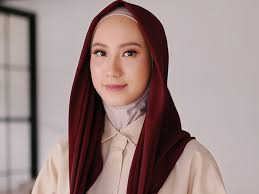 Maybe you would like to learn more about one of these? 6 Cara Memakai Jilbab Segi Empat Yang Sederhana Modis Simple Dan Cepat Diadona Id