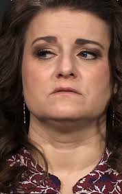 Criticism of a woman's eyebrows