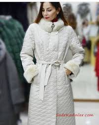 2019 Bayan Mont Modelleri Beyaz Uzun Kollari Yakasi Kurklu Cepli Kumas Kemerli Mont Manto Yeni Moda
