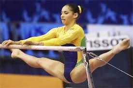 A então ginasta treinava esqui para disputar os jogos olímpicos de inverno quando se acidentou, sofreu uma grave e teve uma torção na coluna cervical. Ginasta Lais Souza Fratura O Dedo E Esta Fora Da Olimpiada Surto Olimpico