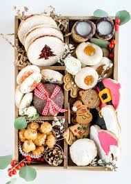 This Diy Christmas Cookie Box Is The Perfect Hostess Gift Or Homemade Gift For The Holidays It Includes Clas Christmas Cookie Box Cookie Box Christmas Cookies