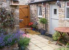 Small Courtyards Gardens Google Search Courtyard Gardens Design Courtyard Garden Garden Design Ideas Uk