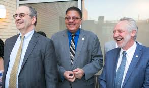 More than parlor talk Más que hablar