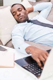 Fatigué Et Surchargés De Travail. Beau Jeune Homme Africain Dans Formalwear  Tenant La Main Sur Le Clavier D'un Ordinateur Portable Tout En Dormant Sur  Le Canapé Banque D'Images Et Photos Libres De