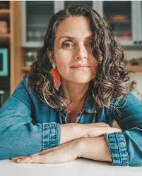 Connie Achurra estrena nuevo programa desde su casa — FMDOS