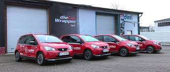 In primul rand, folia nu lasa razele uv ale soarelui sa patrunda in masina, ceea ce pastreaza o temperatura mai scazuta la interior. Diecarwrapper Autofolie Und Carwrapping