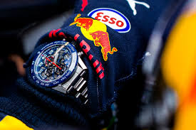 Novo relógio da tag heuer celebra parceria com red bull racing team e início da temporada de fórmula 1 em melbourne, austrália. Tag Heuer Carrera Heuer 01 Red Bull Racing Team Special Edition Espiral Do Tempo