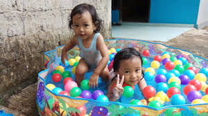Anda bisa mencoba berbagai tempat ini untuk alternatif tujuan saat bermain bersama anak. Mandi Bola Warna Warni Banyak Sekali Di Kolam Renang Anak Youtube