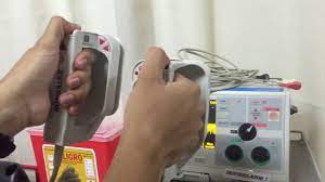 Es un desfibrilador portátil, que analiza el ritmo y emite una descarga automática bidireccional (de electrodo a electrodo) de 200j de potencia. Como Se Usa El Desfibrilador En Emergencias Youtube