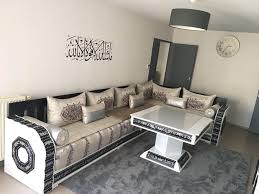 Le magasin professionnel dans le domaine de salon marocain vous propose les experts tapissiers et stylistes ce salon marocain est composé des fauteuils canapés modernes, des chaises, des coussins arrangés sur les canapés, des rideaux voilages pour. Dar Et Deco Le Salon Marocain L Elegance Et La Distinction