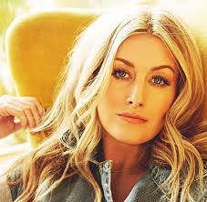 Amber Mouser's Instagram, Twitter & Facebook