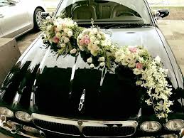 Un arreglo floral con estilo vintage, con el agregado de un paragüa, ideal para bodas al aire libre. Masfloral Com Floreria En Las Arboledas Estado De Mexico Rosas Orquideas Arreglos Florales