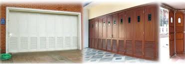 Atap yang digunakan terbuat dari dek beton yang kokoh dengan warna seperti batuan. 4 Tips Jitu Membuat Desain Pintu Garasi Minimalis Serasi