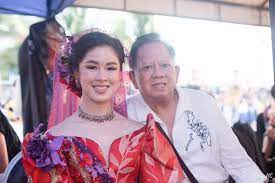 She rose her fame as a contestant in the reality television series, pinoy big brother where she placed second. Kisses Royalty On Twitter Kisses Delavin With Her Parents Designer Mr Pepe Quitco During The Santacruzan Event Yesterday Held At Central Park Sm By The Bay Mayflowerqueenkisses See The