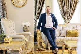 Belofte maakt schuld, dus dat geld maak ik vandaag nog over. Op Bezoek Bij Salar Azimi Selfmade Ondernemer En Voetbalclu De Standaard Mobile