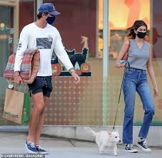 He is known for his roles in the netflix teen films the kissing booth (2018), the kissing booth 2 (2020). Kaia Gerber Zieht Ihre Maske Herunter Um Jacob Elordi Beim Einkaufen Einen Kuss Zu Geben Nach Welt