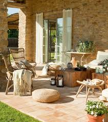 Une Maison Neuve Avec Une Ame Ancienne En Espagne Planete Deco A Homes World Maisons Neuves Patio Rustique Idees De Patio
