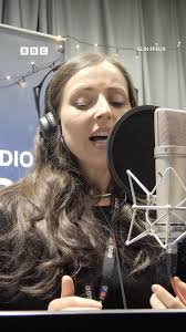 Dyma fersiwn arbennig Elin Fflur ac Alys Williams o glasur Mary Hopkin,  ‘Suai’r Gwynt’. 💙🌟, Yr anrheg perffaith ar ddiwrnod Nadolig! 🎄,  Chwiliwch am ‘Elin Fflur’ ar BBC Sounds 🙌