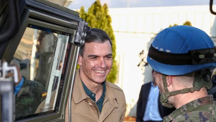 Pedro Sánchez aterriza en Líbano para reunirse con los militares españoles  desplegados en el país