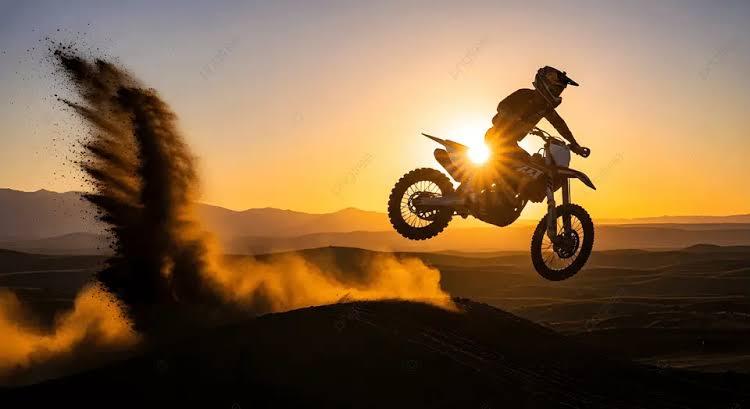 Canlı Gün Batımına Karşı Bir Atlayış Gerçekleştiren Ve Toz Kaldıran Motokros Sürücüsü, Motosiklet, Aksiyon, Ekstrem Sporlar Resmi Arka Plan Ücretsiz İndir