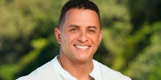 Robin Batts's Instagram, Twitter & Facebook