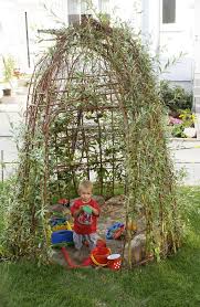 Weidentippi Mit Kind Garten Weidenruten Spielhaus Garten