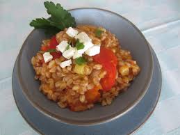 Insalata di farro con peperoni e cipolla di giarratana. Farro Con Crema Piccante Di Peperoni E Pioggia Di Feta Una Noce Di Burro E Un Libro