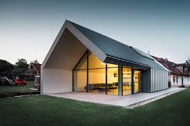 Un Ampliamento In Chiave Ultramoderna Degli Architetti Sorosi Zsolt E Kaloczki Evadi Ha Trasformato Architettura Architettura Moderna Architettura Minimalista