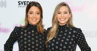 The former parks and rec star has recently been liked to justin theroux. Elizabeth Olsen And Aubrey Plaza Wore Same Dress To Ingrid Goes West Premiere Glamour