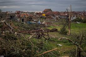 Ein heftiger tornado ist über den süden tschechiens gefegt. Mdn7jkxso3hflm