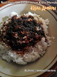 Makanan khas ambon manise yang satu ini terbuat dari ketan putih dan srikaya hijau yang diolah sedemikian rupa dan dijadikan pengganti sarapan oleh sebagian besar masyarakat ambon. Dapur Ummahat Nasi Pulut Ketan Siram Gula Merah Khas Ambon