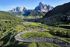 Un anello di 51 km intorno al monte lagazuoi. Maratona Dles Dolomites 2022 Sports Tours International