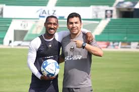 El paraguayo ha sido el máximo ídolo de la afición chiapaneca, y no es para menos el jugador que llegó en 2003 a tierras mexicanas cabañas se ganó rápidamente el cariño de los fanáticos de jaguares, equipo para el que jugó 6 torneos, anotando en cada uno de ellos. Carrasco De Brasileiros Cabanas Retoma Vida No Mexico Quase Dez Anos Apos Levar Tiro Na Cabeca Futebol Internacional Ge