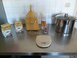 Preparation De La Peinture Pour Les Ruches Rucher Pedagogique Ruche Peinture Faite Maison Apiculture