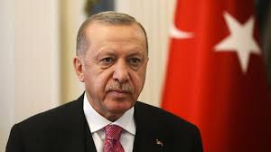 1965 yılında kasımpaşa piyale i̇lkokulu'ndan, 1973 yılında ise i̇stanbul i̇mam hatip lisesi'nden mezun oldu. Erdogan Artik Parlamenter Demokrasi Bizim Icin Mazi Oldu Millet Icin De Mazi Oldu