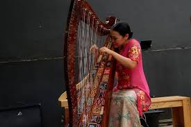 Harpa (harp) merupakan alat musik petik. Membumikan Instrumen Surga Lewat Harpa Nusantara Halaman All Kompas Com