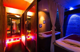 Zen Thai Spa Les Murs Sombres Sont Rehausses De Lumiere De Fleurs Et De Verdures Pour Une Ambiance A La Fois Conviviale Et Intimist Spa Zen Salle De Massage