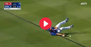 Official facebook page of tim tebow. Tim Tebow Trips Fails To Catch Game Ending Fly Ball Video Fanbuzz