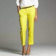 Cute Pencil Capris Which I Think Although Bright Yellow Work By Breaking It Up With A Neut Pantalones Amarillos Pantalon Amarillo Mujer Pantalon De Tela Mujer