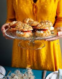 Bagels A La Truite Fumee Pour 6 Personnes Recettes Elle Recette Truite Fumee Recette Bagels