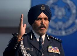 Aku tertarik cara semasa amar mengendalikan sidang akhbarnya. My Family Are All Professionals Former Crimebuster Amar Singh Rejects Blogger S Loan Shark Cartel Claim Malaysia Malay Mail