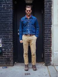 Calça Bege Com Camisa Jeans Masculina Bandana No Visual Masculino Pra Inspirar Combo Moba Man Visuais Masculinos Moda Masculina Dicas E Botas Marrons Masculinas