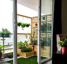 Bagi anda yang memiliki hunian dengan lahan tersisa yang cukup luas, tentunya mudah saja menyisipkan taman minimalis pada bagian depan atau belakang rumah. Ide Desain Taman Kecil Untuk Lahan Yang Terbatas Voire Project
