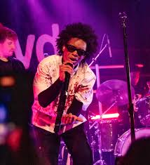 Artist d4vd takes crowd “to the sun” in sold-out LA show – Annenberg Media