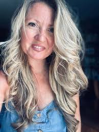 Kelly Schrader's Instagram, Twitter & Facebook