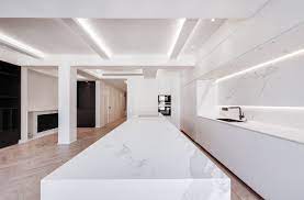 El famoso chef británico rich harris escoge neolith® para renovar la cocina de su propia casa y convertirla en un espacio funcional y ¡muy familiar! Spectacular Kitchen Displaying Neolith Estatuario In The Countertop Island Backsplash And Fireplace In Its Minimalist Kitchen White Kitchen Kitchen Display