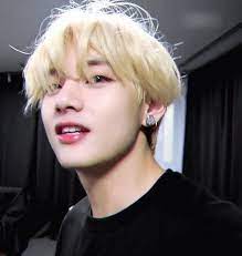 Now with his latest blonde selfie in a . Flor On Twitter Kim Taehyung With Blonde Hair A Necessary Thread Kim Taehyung Taehyung Selca V Taehyung