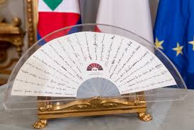 Il ventaglio donato al presidente fico è stato realizzato da giulia carioti dell'accademia di belle arti di roma. Quirinale On Twitter Al Quirinale La Tradizionale Cerimonia Di Consegna Del Ventaglio Al Presidente Mattarella Da Parte Del Presidente Dell Associazione Stampa Parlamentare Https T Co P1xg1mdmcu